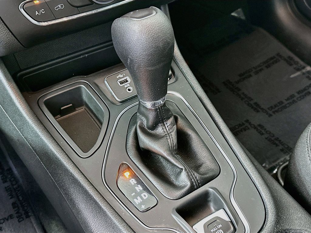 Thumbnail: 2020 Jeep Cherokee - 15