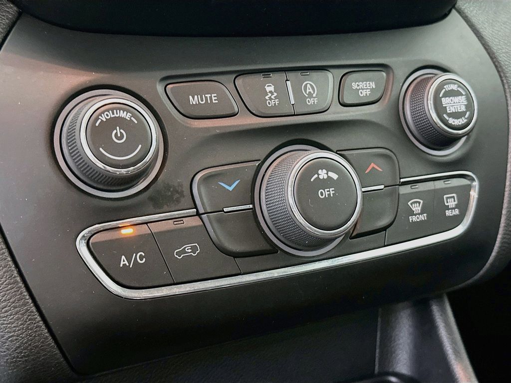 Thumbnail: 2020 Jeep Cherokee - 22