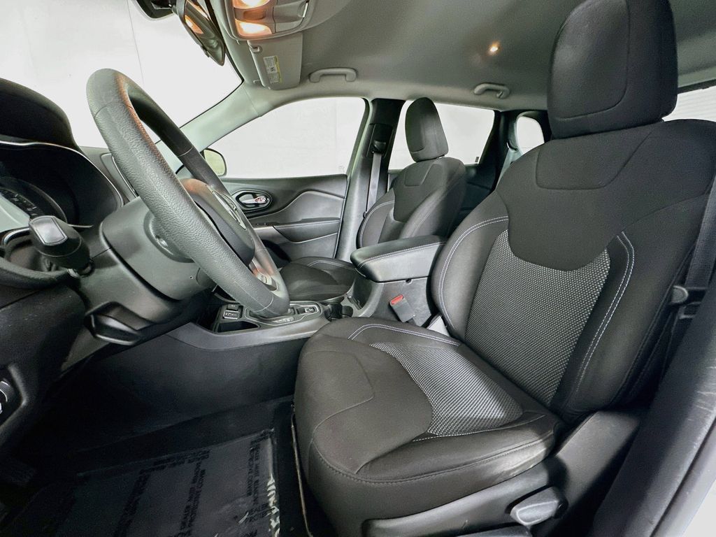 Thumbnail: 2020 Jeep Cherokee - 9