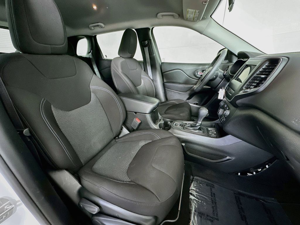 Thumbnail: 2020 Jeep Cherokee - 10