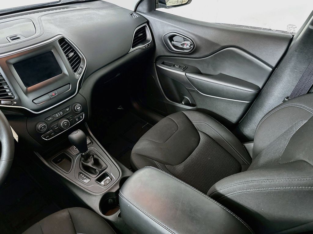 Thumbnail: 2020 Jeep Cherokee - 12