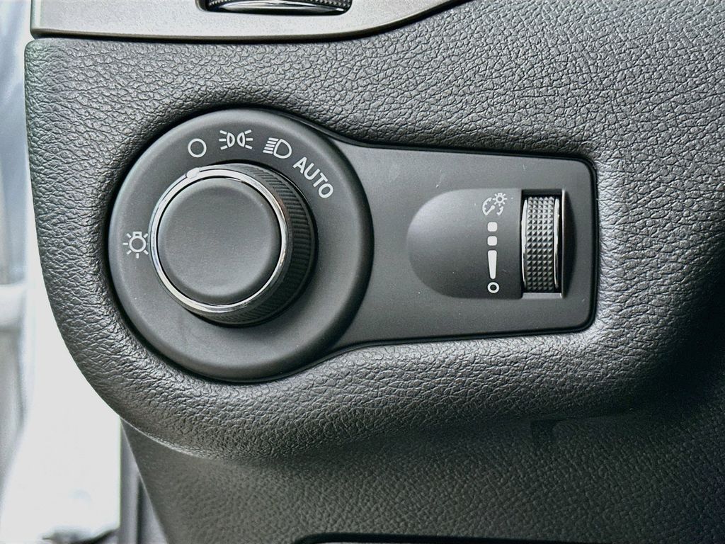 Thumbnail: 2020 Jeep Cherokee - 26
