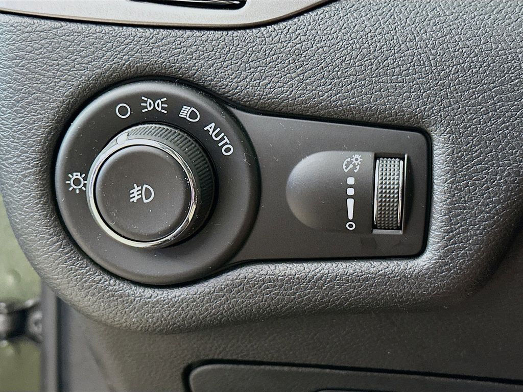 Thumbnail: 2019 Jeep Cherokee - 26