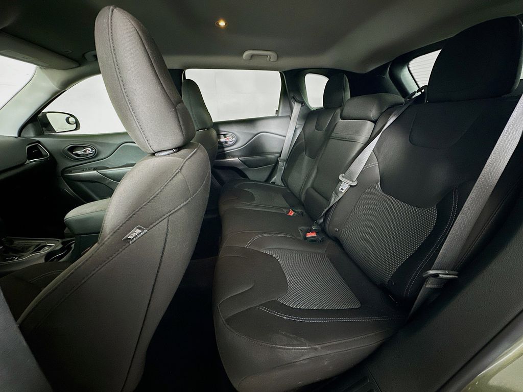 Thumbnail: 2019 Jeep Cherokee - 12
