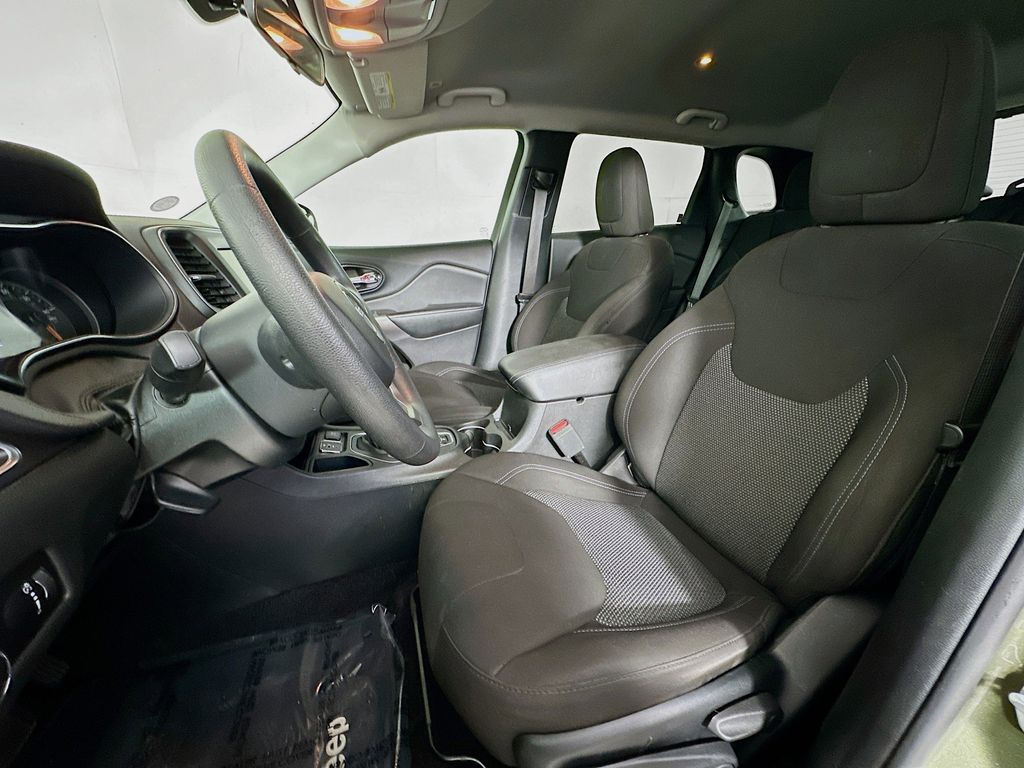 Thumbnail: 2019 Jeep Cherokee - 10