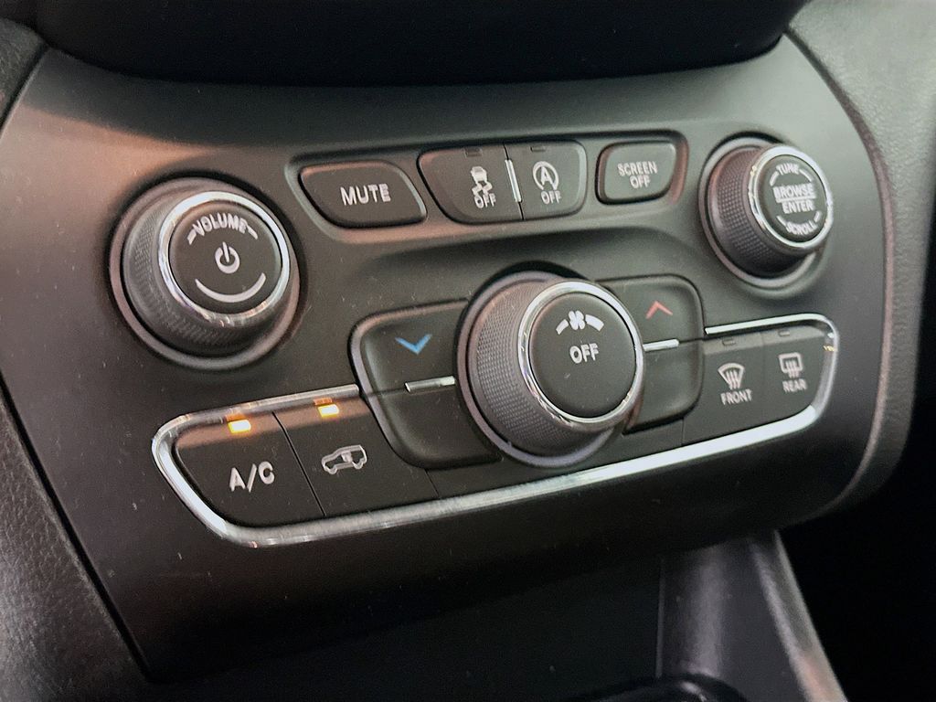 Thumbnail: 2019 Jeep Cherokee - 22