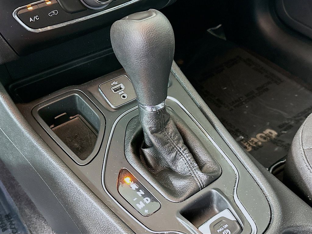 Thumbnail: 2019 Jeep Cherokee - 16