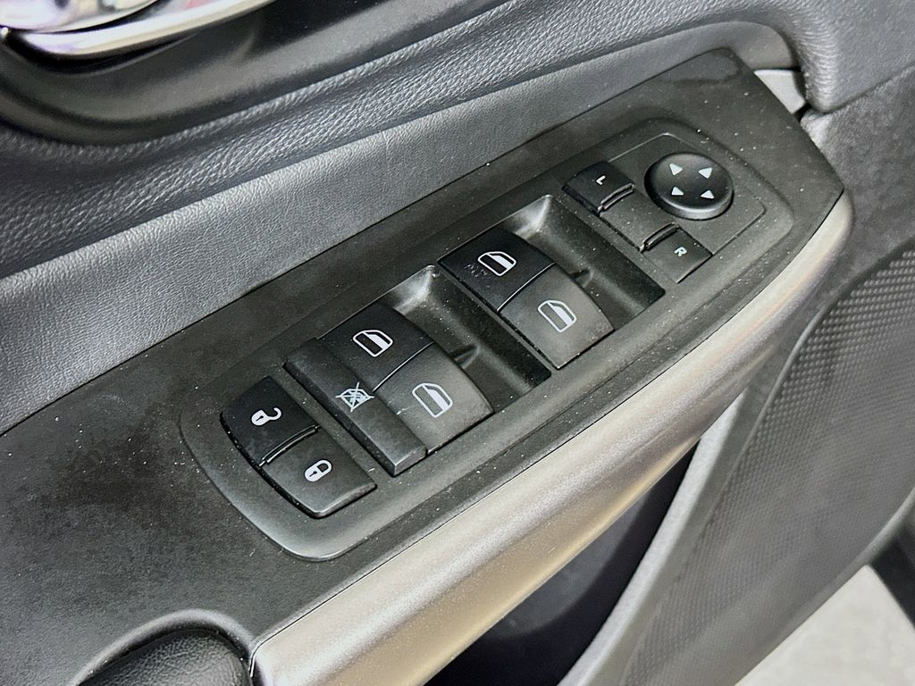 Thumbnail: 2019 Jeep Cherokee - 28