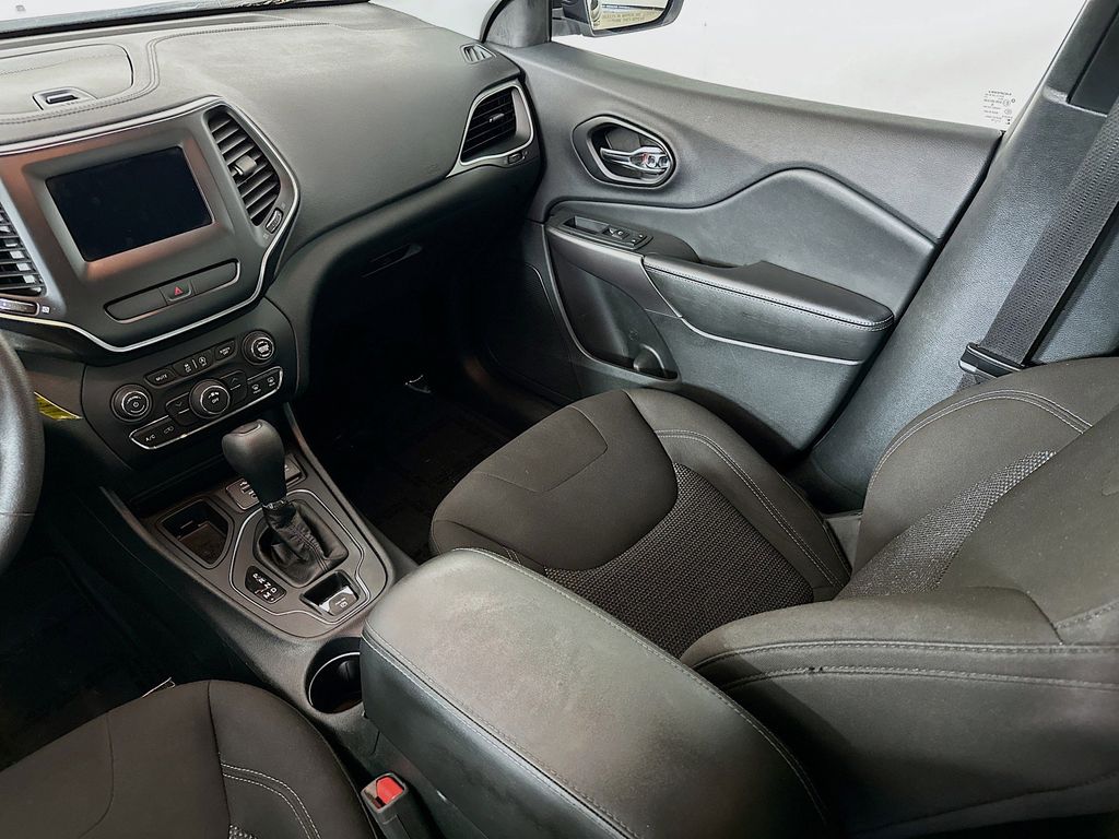 Thumbnail: 2019 Jeep Cherokee - 13
