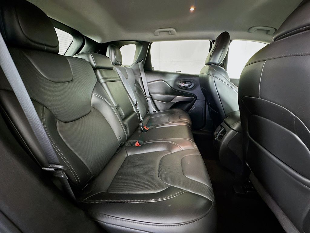 Thumbnail: 2019 Jeep Cherokee - 31