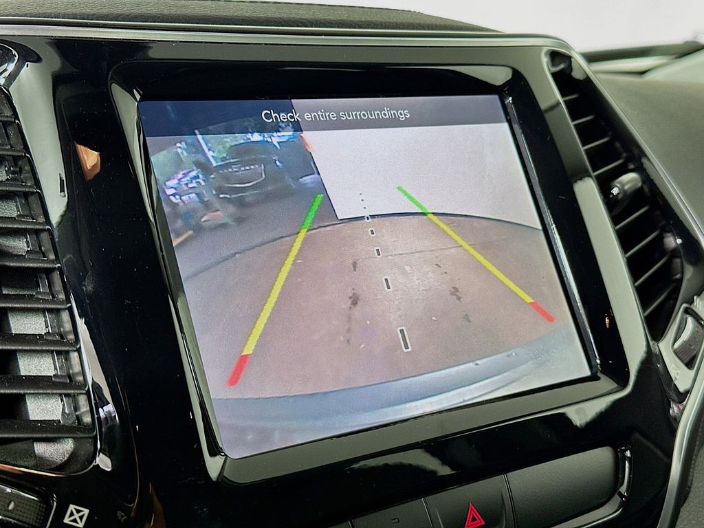 Thumbnail: 2019 Jeep Cherokee - 28