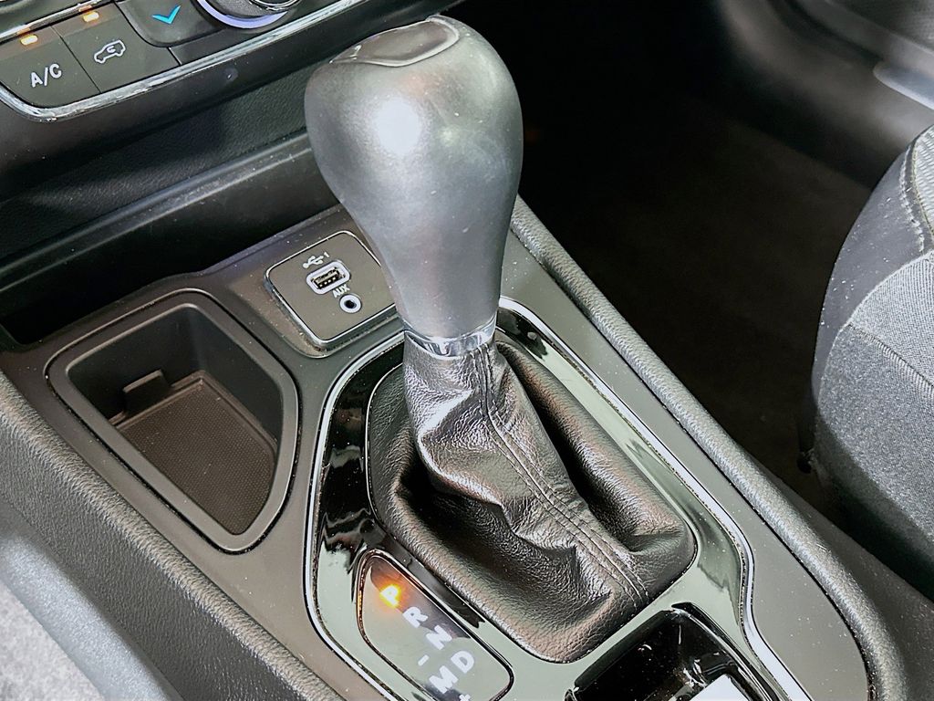 Thumbnail: 2019 Jeep Cherokee - 16