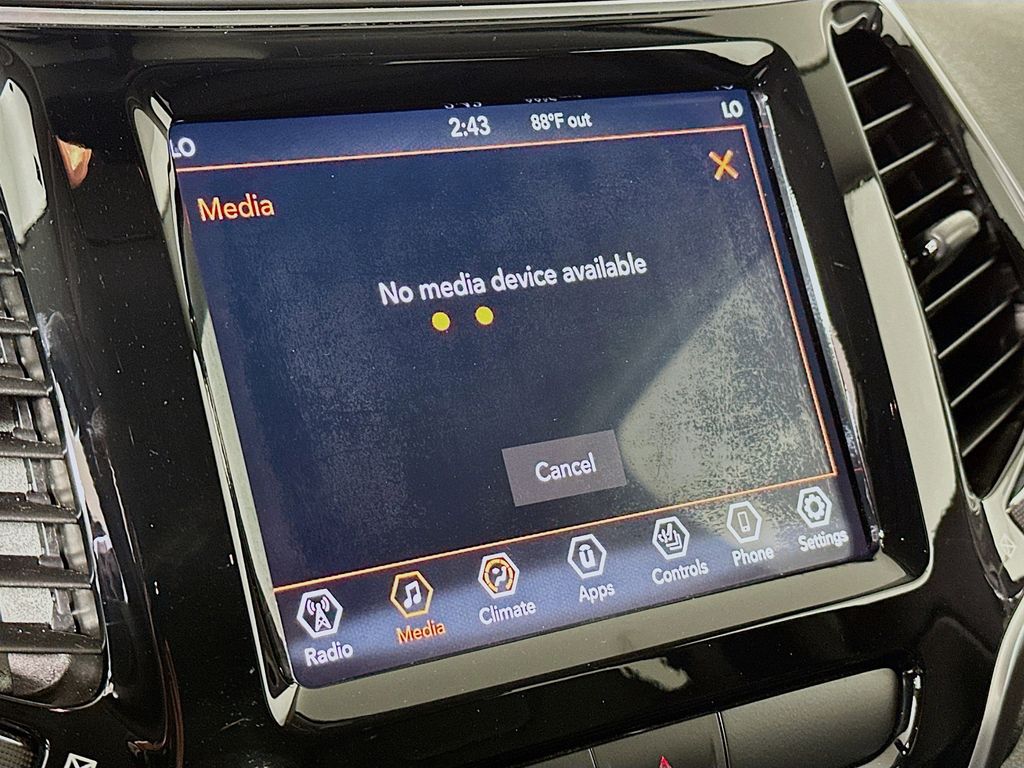 Thumbnail: 2019 Jeep Cherokee - 15