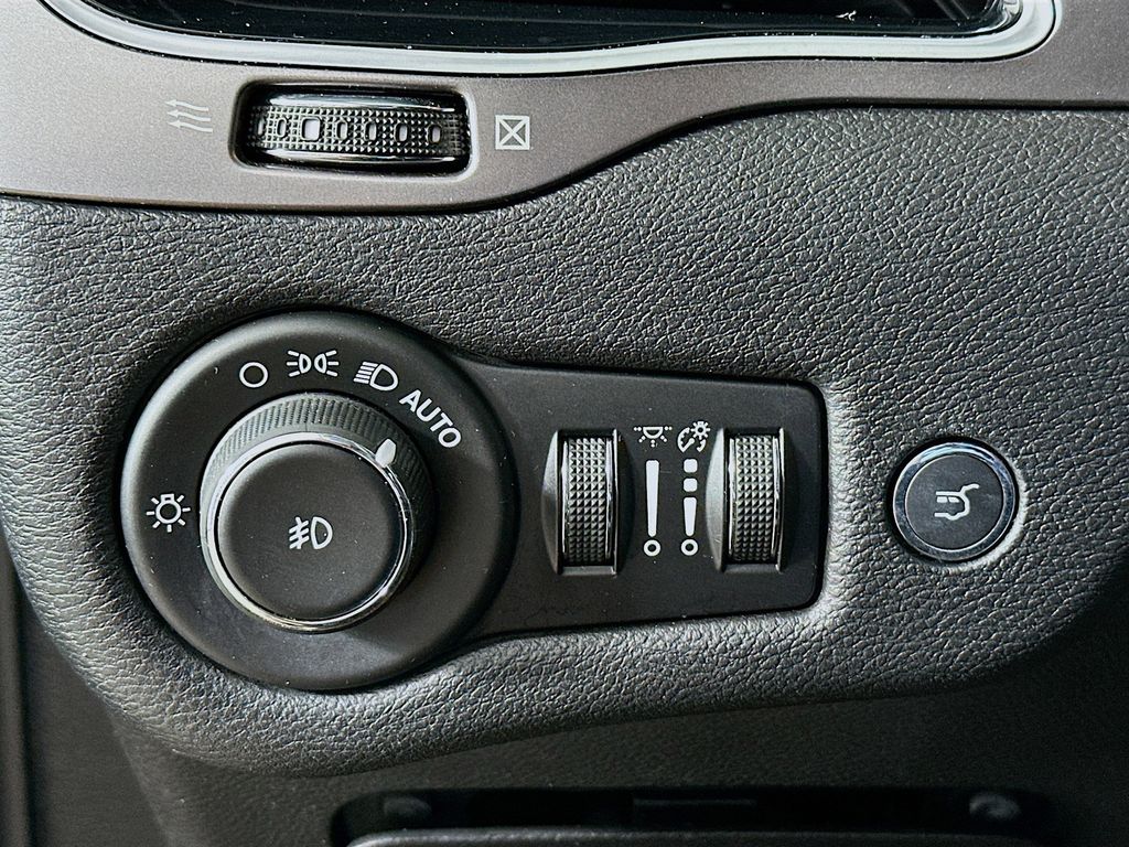 Thumbnail: 2019 Jeep Cherokee - 27