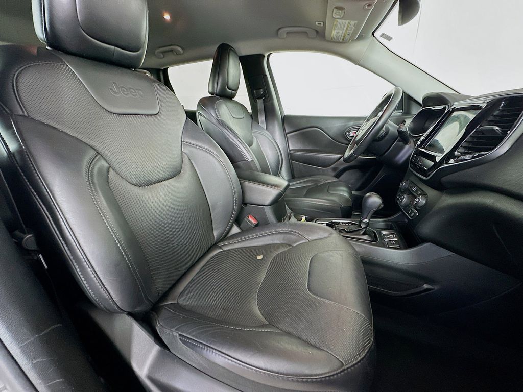 Thumbnail: 2019 Jeep Cherokee - 11