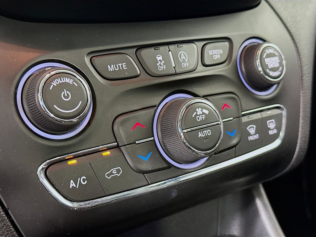 Thumbnail: 2019 Jeep Cherokee - 22