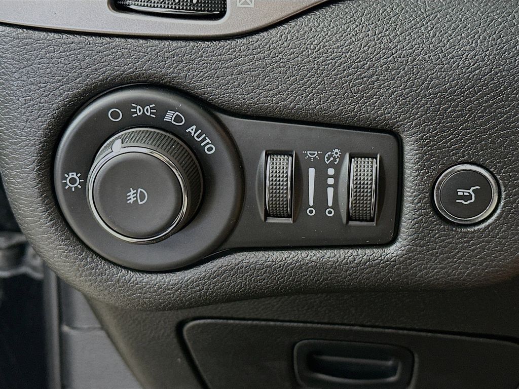 Thumbnail: 2021 Jeep Cherokee - 27