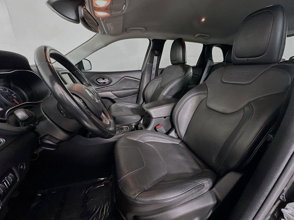 Thumbnail: 2021 Jeep Cherokee - 10