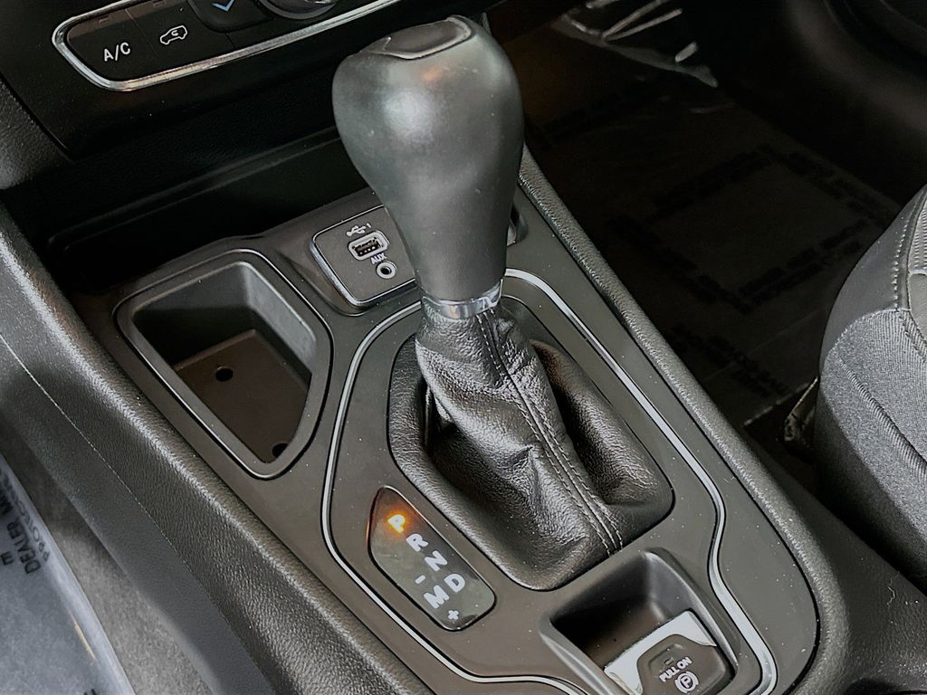 Thumbnail: 2021 Jeep Cherokee - 16