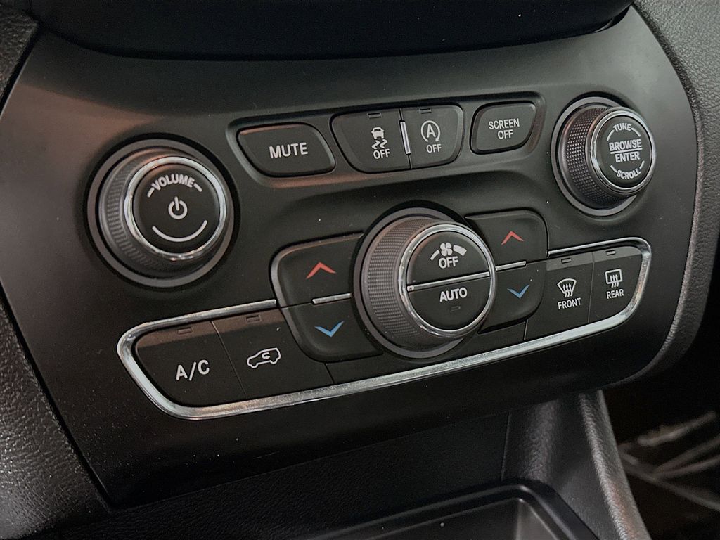 Thumbnail: 2021 Jeep Cherokee - 22