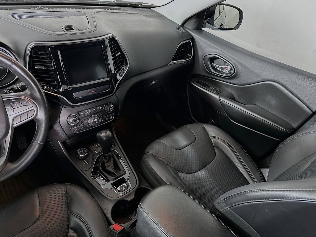 Thumbnail: 2019 Jeep Cherokee - 14
