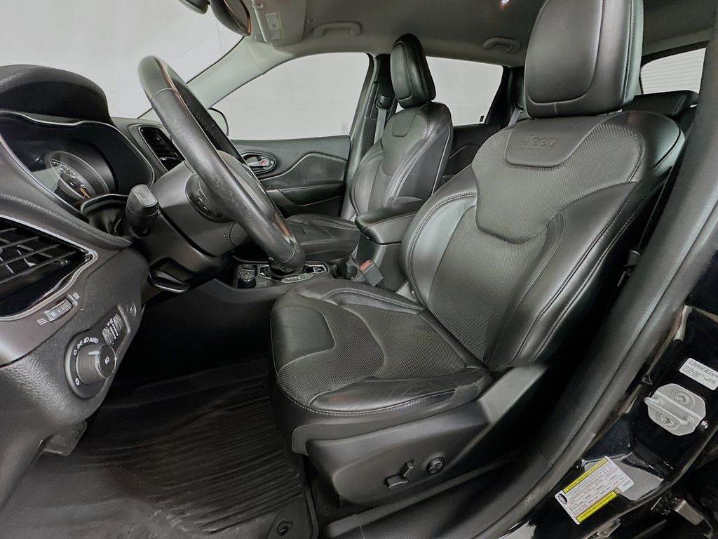 Thumbnail: 2019 Jeep Cherokee - 11