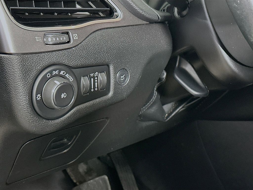 Thumbnail: 2019 Jeep Cherokee - 27