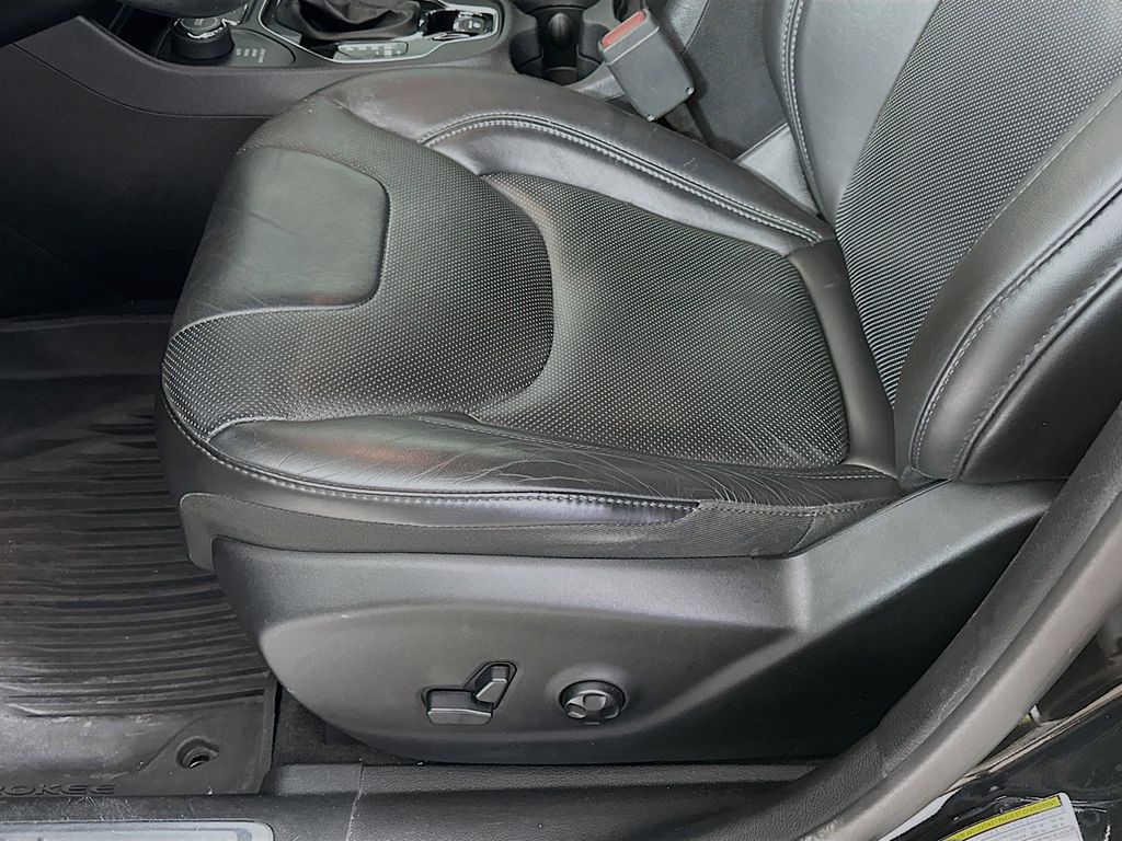 Thumbnail: 2019 Jeep Cherokee - 31
