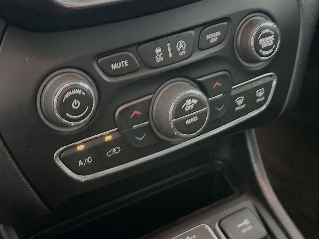Thumbnail: 2019 Jeep Cherokee - 23