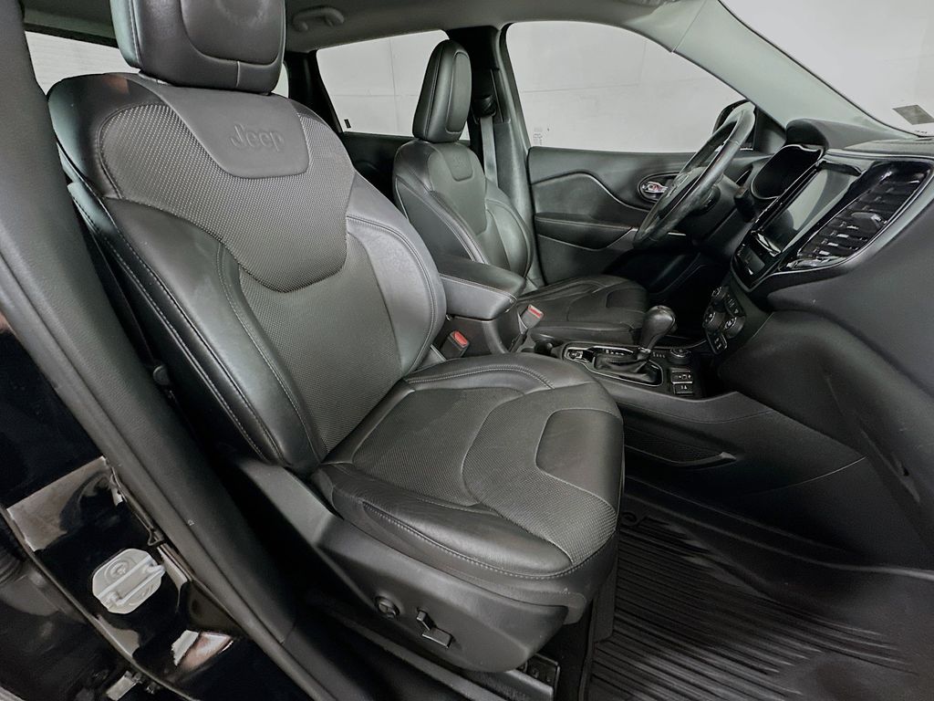 Thumbnail: 2019 Jeep Cherokee - 12