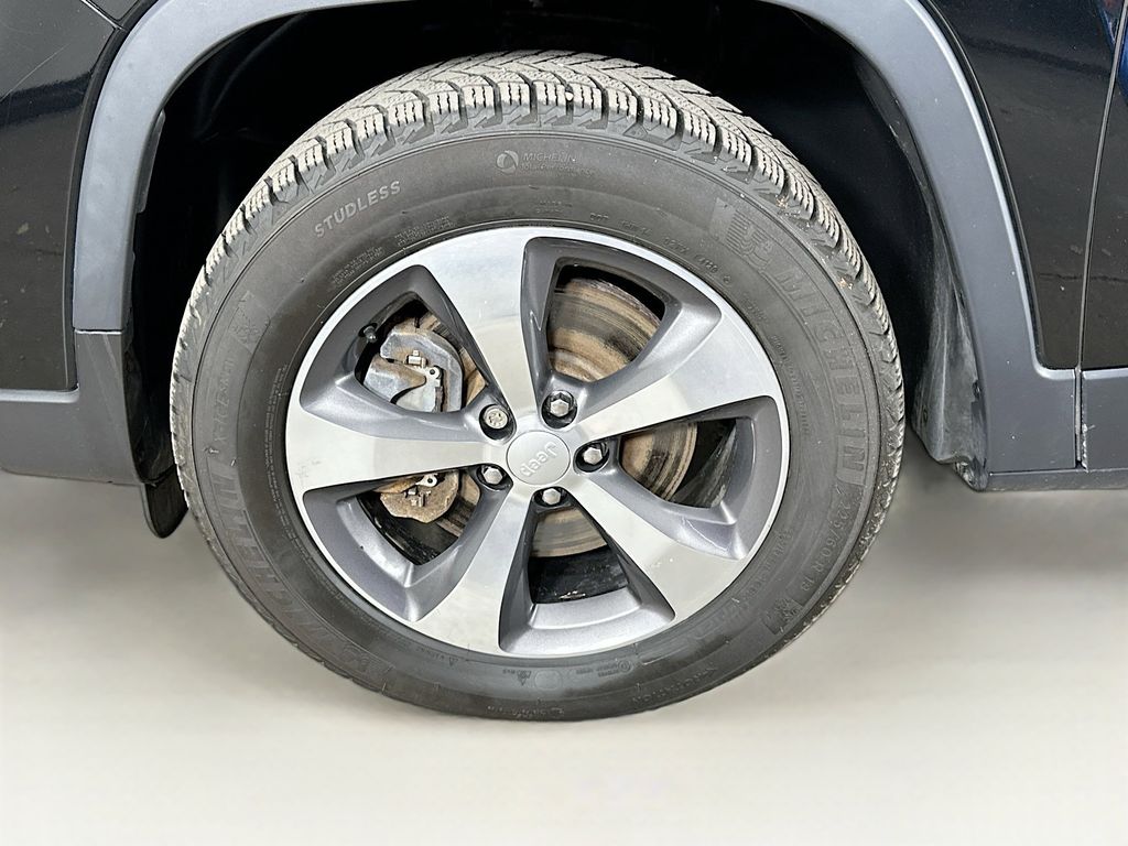 Thumbnail: 2019 Jeep Cherokee - 8