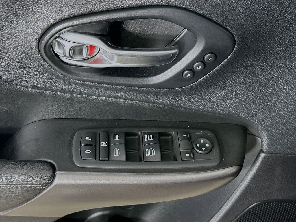 Thumbnail: 2019 Jeep Cherokee - 30