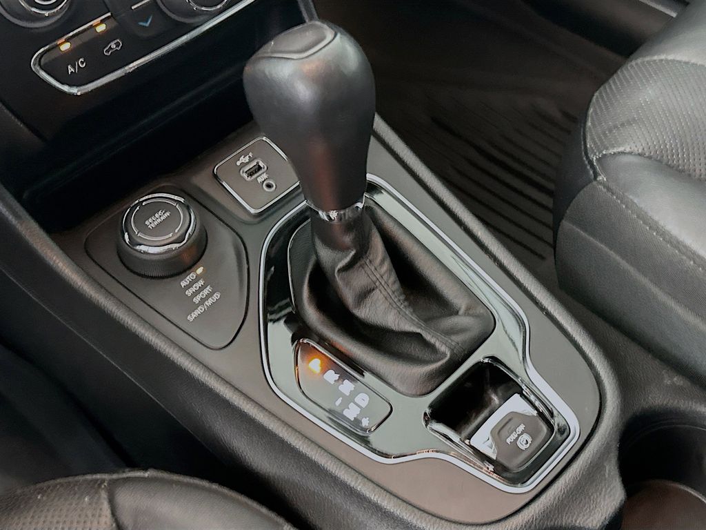 Thumbnail: 2019 Jeep Cherokee - 17