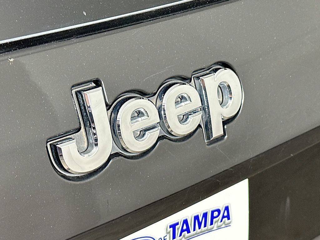 Thumbnail: 2019 Jeep Cherokee - 7