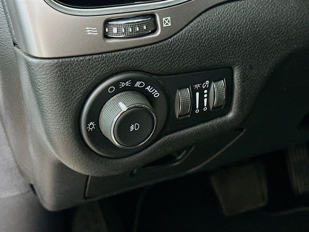 Thumbnail: 2021 Jeep Cherokee - 27
