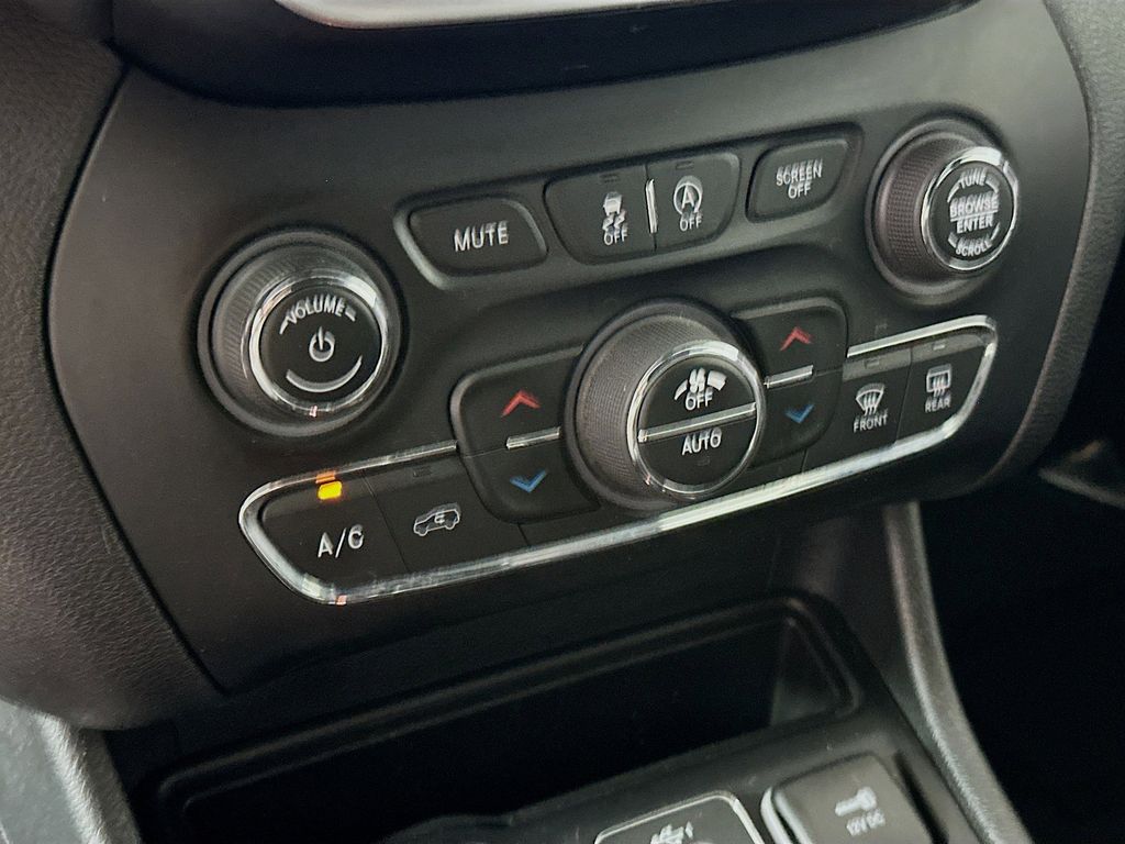 Thumbnail: 2021 Jeep Cherokee - 23