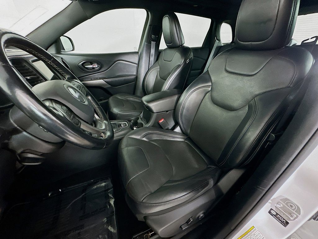 Thumbnail: 2021 Jeep Cherokee - 10