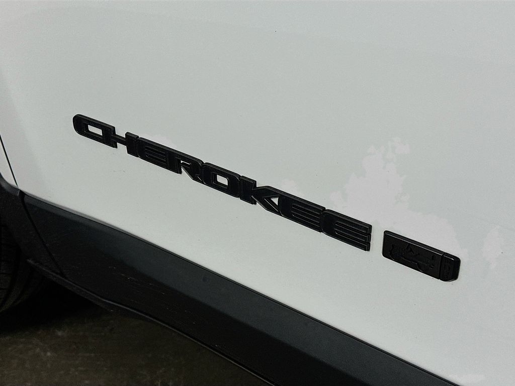 Thumbnail: 2021 Jeep Cherokee - 6