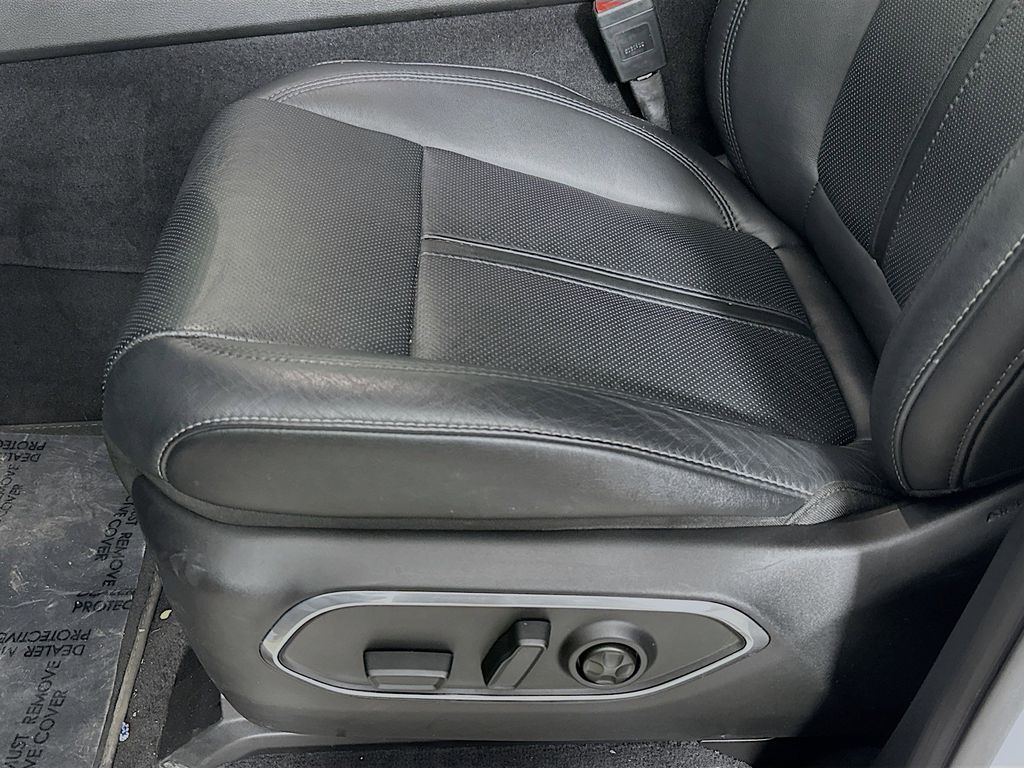 Thumbnail: 2023 Jeep Wagoneer - 32