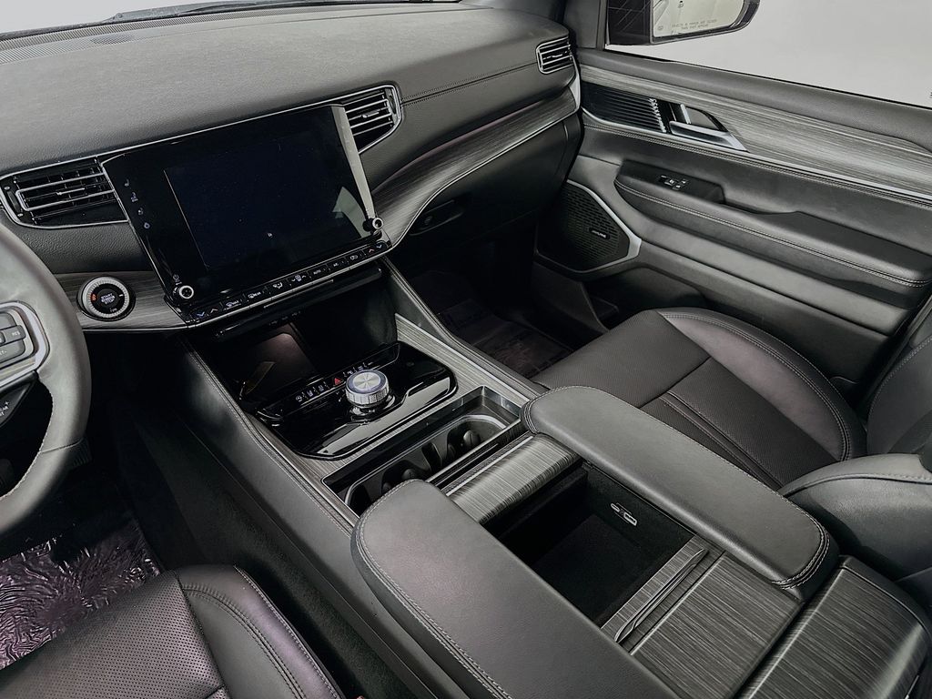 Thumbnail: 2023 Jeep Wagoneer - 14