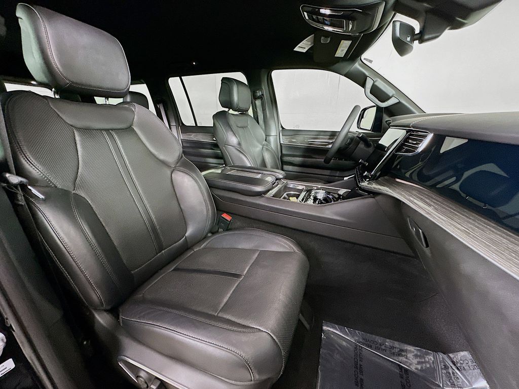 Thumbnail: 2022 Jeep Wagoneer - 11
