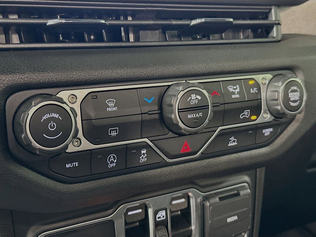 Thumbnail: 2025 Jeep Gladiator - 23