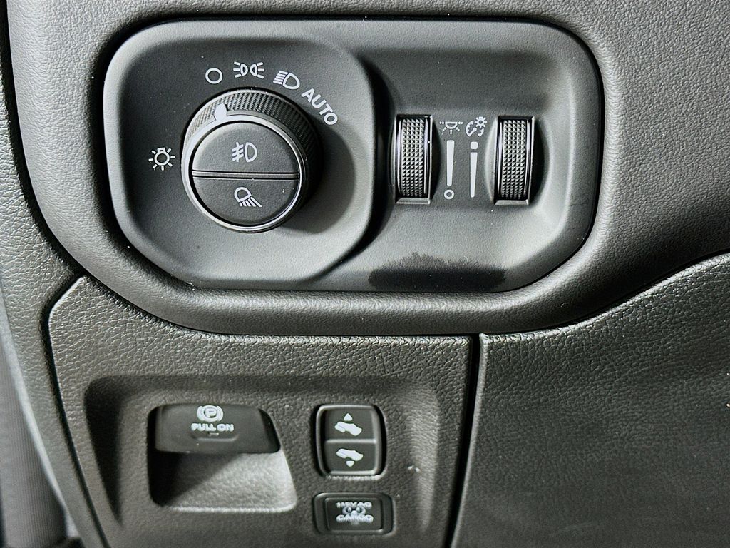 Thumbnail: 2025 RAM 1500 - 25