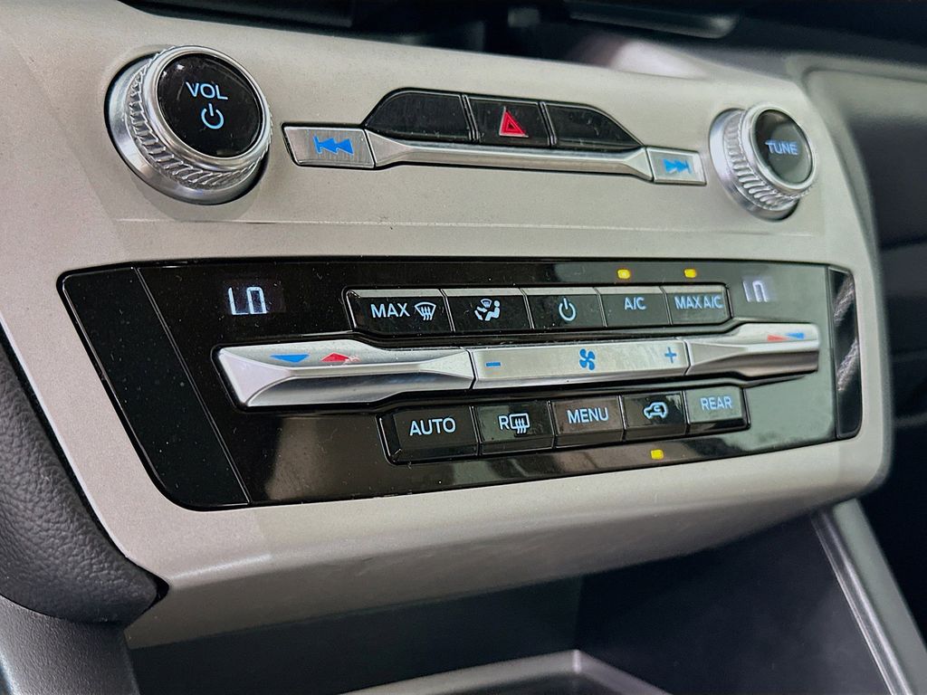 2020 Ford Explorer Base 22