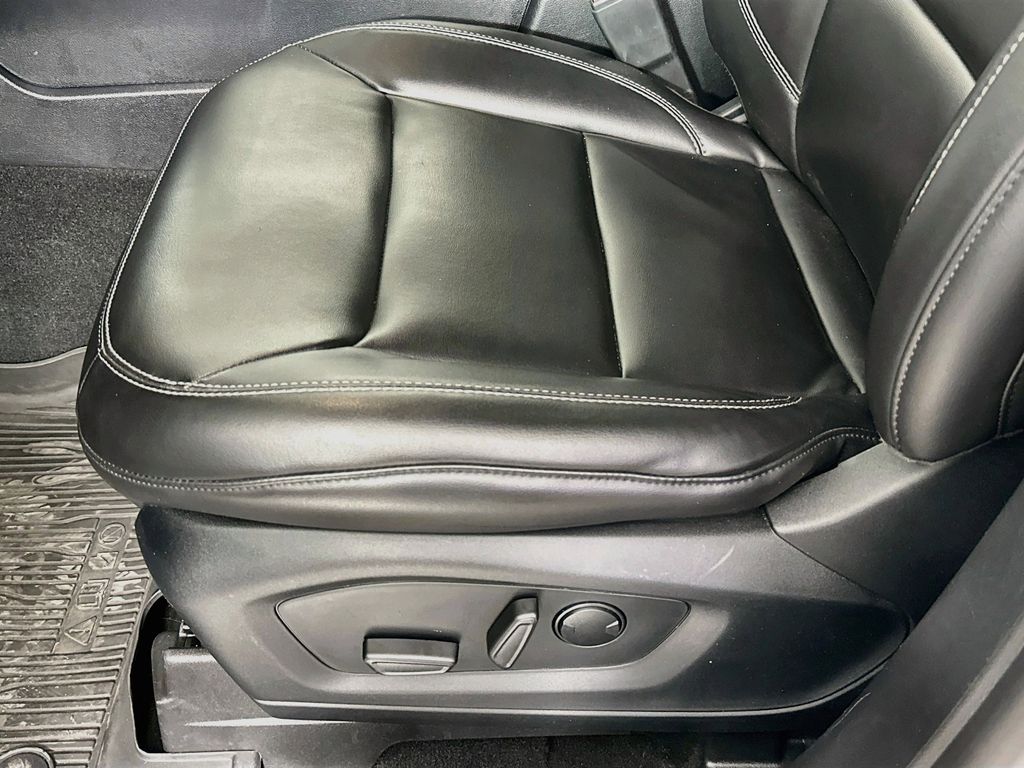 Thumbnail: 2021 Ford Explorer - 30