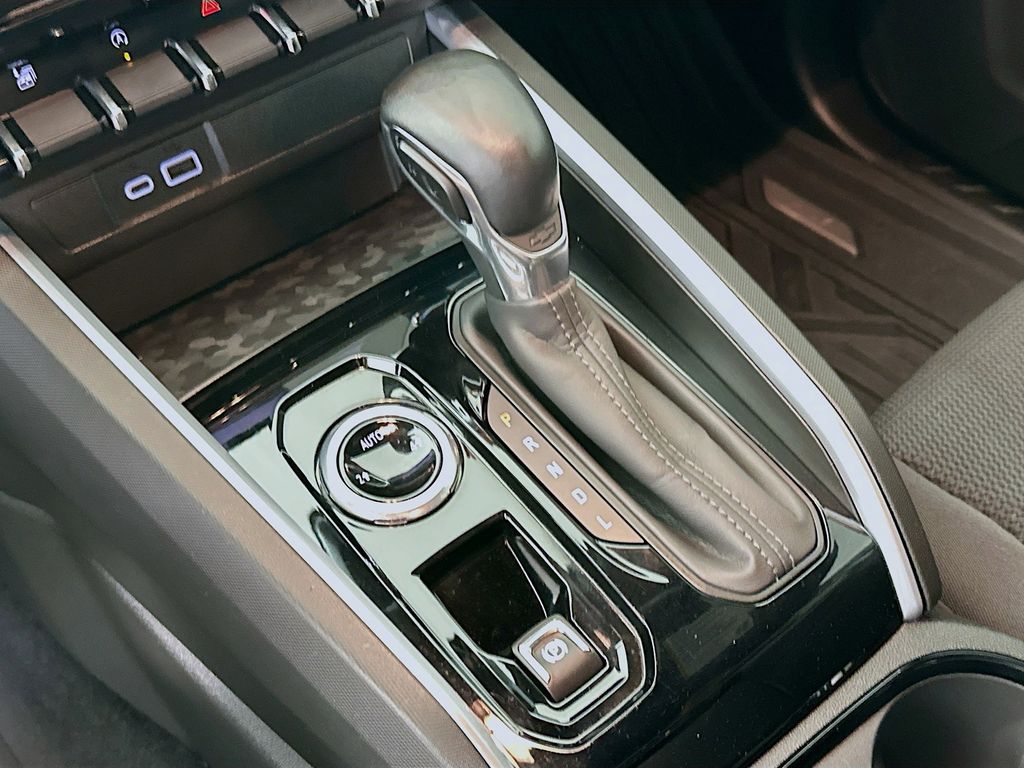 Thumbnail: 2023 Chevrolet Colorado - 17