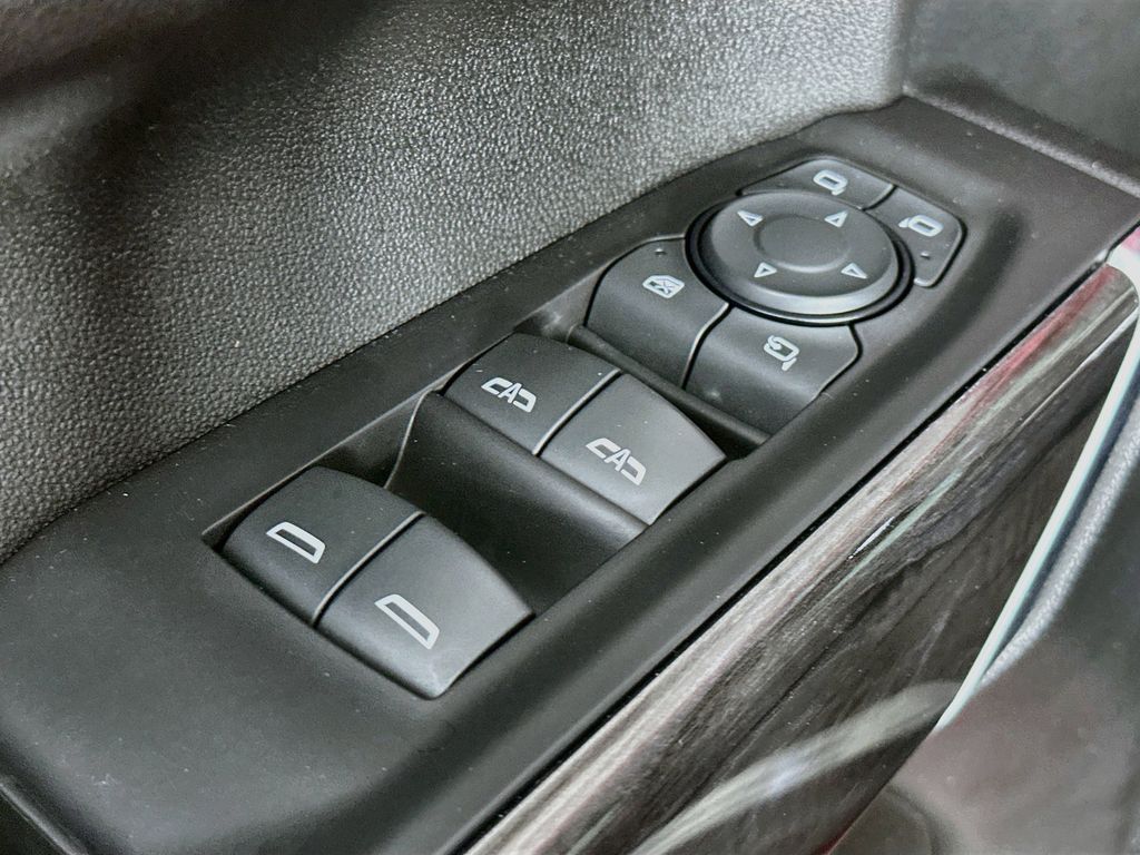 Thumbnail: 2020 Chevrolet Silverado 1500 - 30