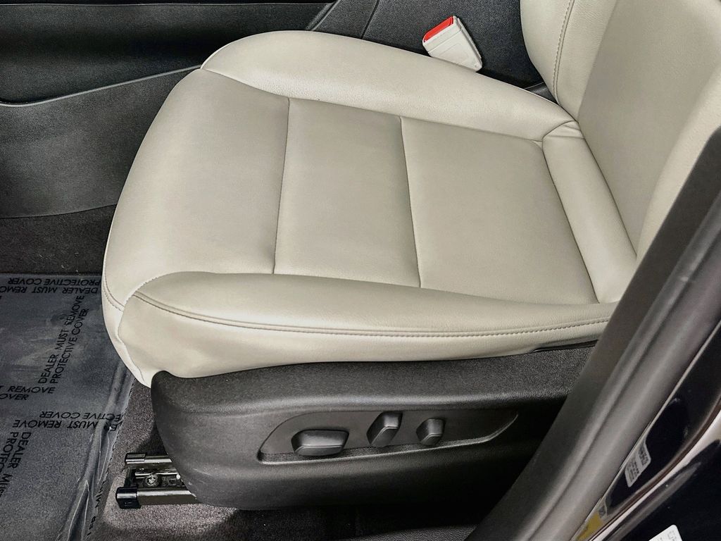 Thumbnail: 2023 Cadillac XT4 - 30