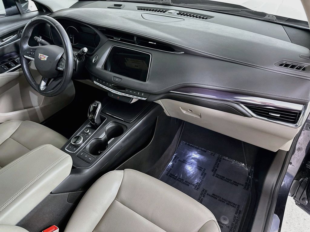 Thumbnail: 2023 Cadillac XT4 - 32