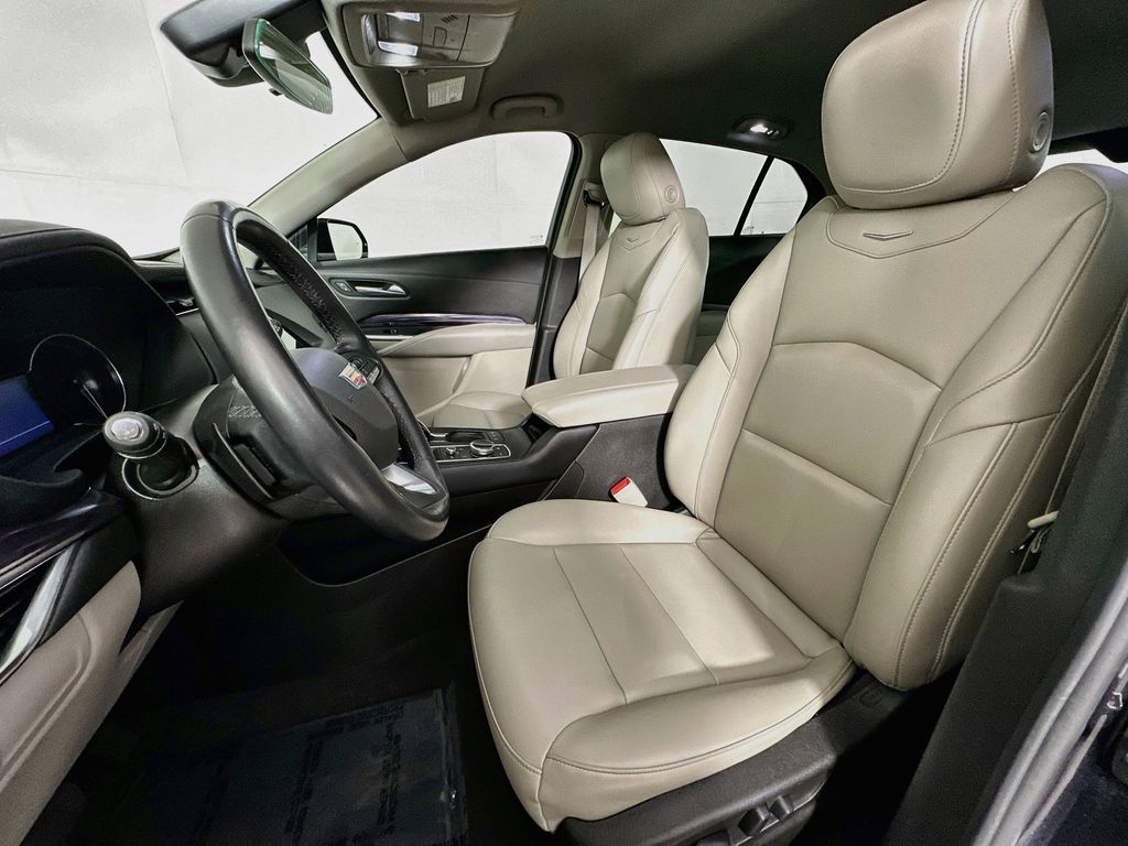 Thumbnail: 2023 Cadillac XT4 - 11
